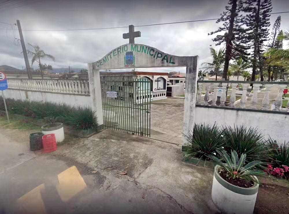 Animais congelados e restos humanos são encontrados em freezer de cemitério no litoral do Paraná