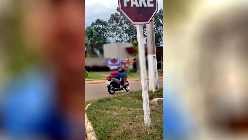 Homem embriagado conduzindo Honda Biz, é filmado no Parque dos Lagos, em Cacoal, RO