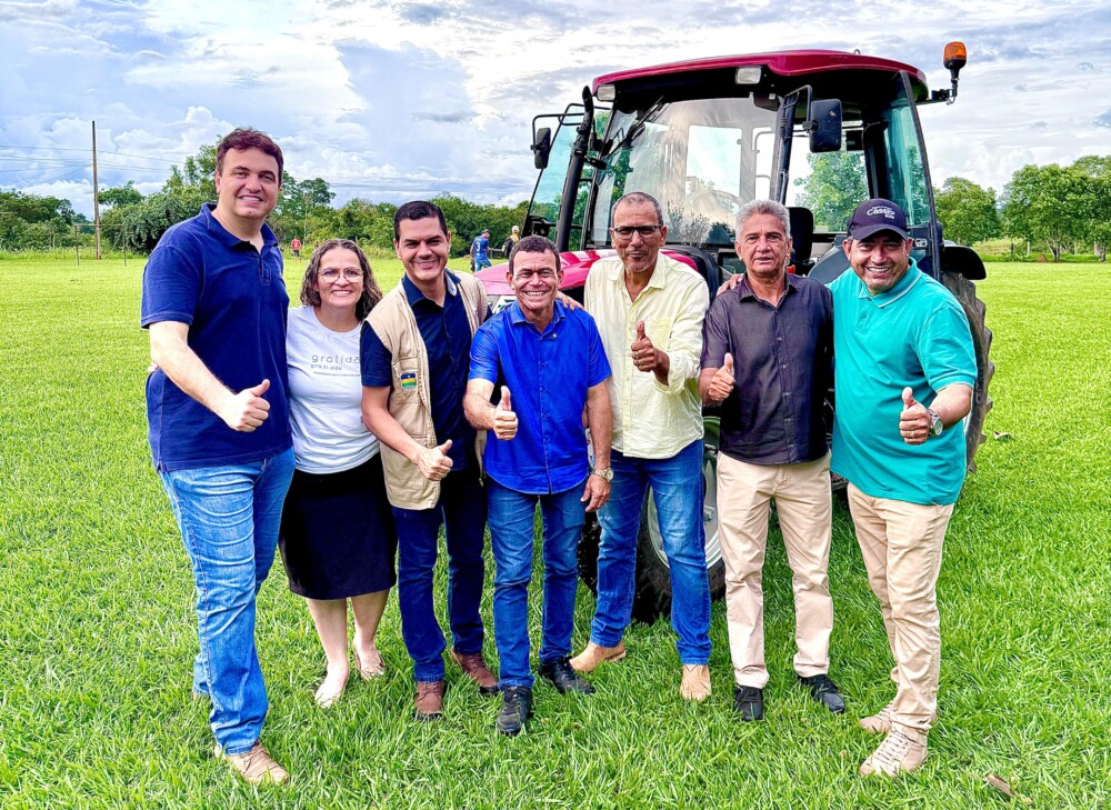 Deputado Cássio Gois celebra aniversário de Rondônia com entrega de trator a agricultores de Cacoal