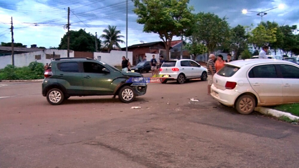 Falta de atenção provoca acidente em cruzamento do Jardim Clodoaldo em Cacoal, RO