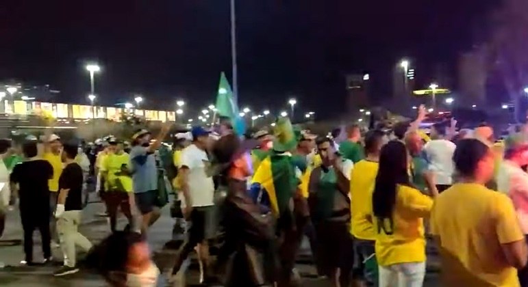 Manifestantes furam bloqueio e entram de carro na Esplanada