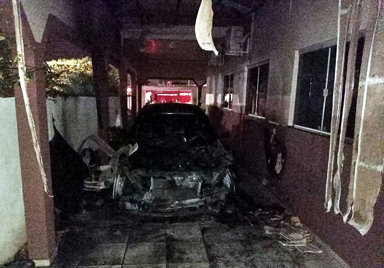 Incêndio suspeito em veículo de luxo dentro de garagem no setor 05, em Jaru, leva medo e pânico a moradores vizinhos