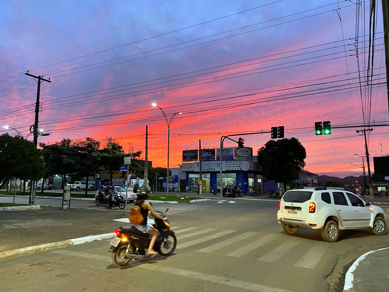 Jaruenses registram e postam imagens lindas dos céus sobre a cidade, nesta quinta-feira