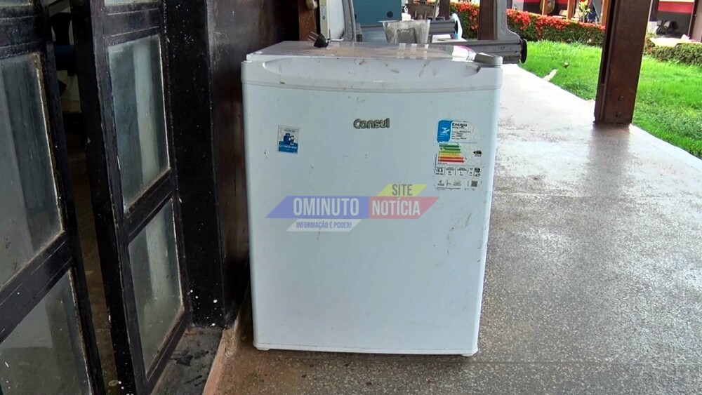 Jovem com várias passagens pela Justiça é preso carregando frigobar em bicicleta em Cacoal