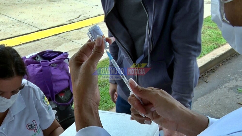 Secretaria Municipal de Saúde em Cacoal, inicia vacinação contra Covid-19, em 2025