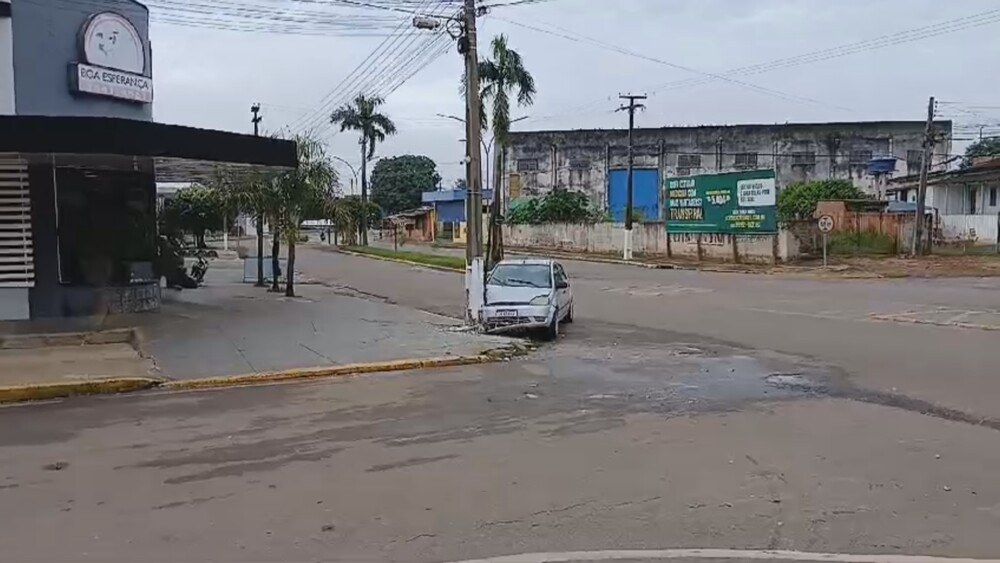Automóvel colide com poste na avenida Belo Horizonte, em Cacoal