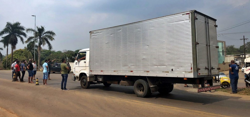 Ponte sobre o Rio Jaru está bloqueada por caminhoneiros; caminhões não circulam